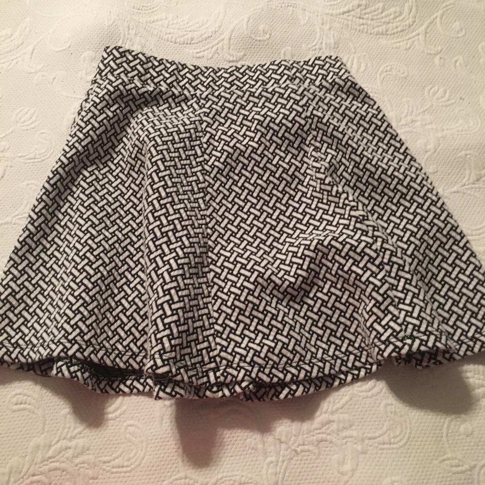 Aeropostale black and white patterned skirt XS